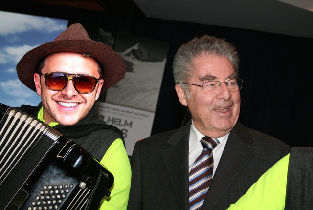 Thomas Reitsamer: "Ich kann nicht nur gut singen, ich bin auch eine moralische Instanz." Heinz Fischer hörte gar nicht richtig zu... (weiter geht der Satz beim zweiten Foto) | Foto: BB Pinzgau