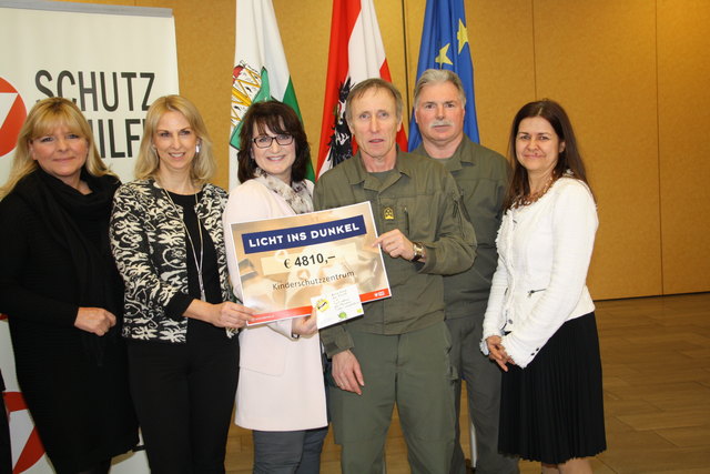 Eva Radinger/Licht ins Dunkel,  Gabriella Walisch und Claudia Pregartner/Kinderschutzzentrum, Ernst Trinkl und Karlheinz Buchegger/Bundesheer mit Doris Kampus.
