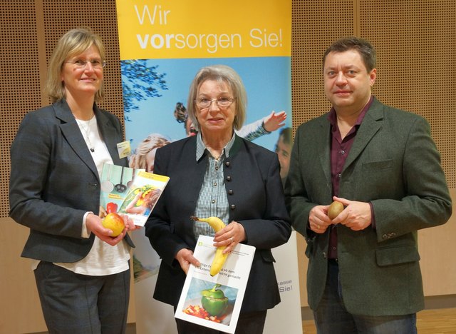 v.l.n.r: Christine Hajek (NÖGKK), Hermine Rieder, Johann Grassl (Diätologe)