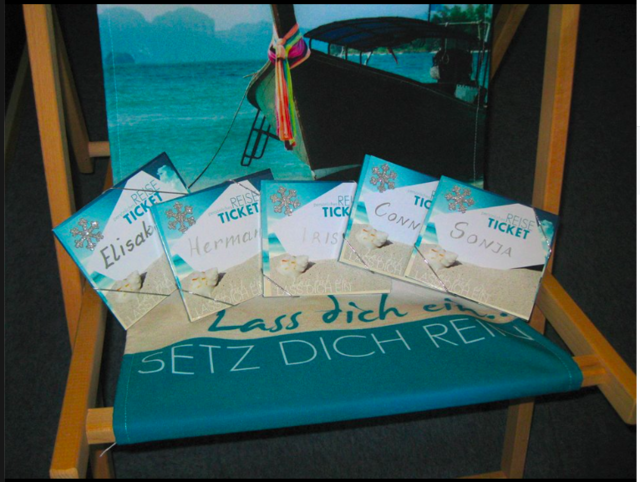 weihnachtlich aufbereitete Reisetickets warten darauf versendet zu werden...