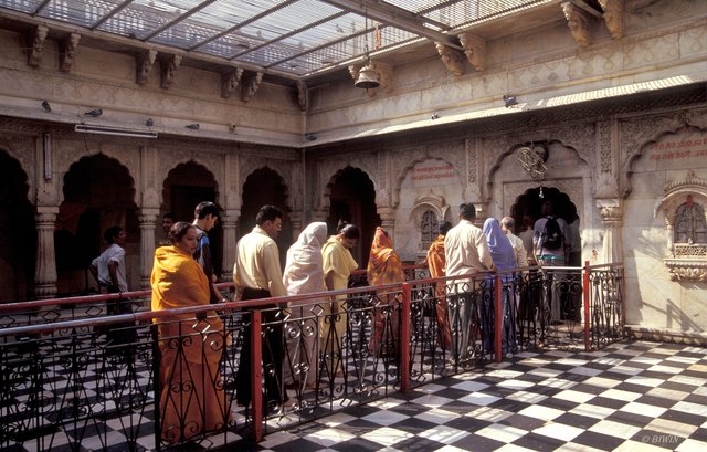 Hindus mit Futter für die Ratten warten auf den Einlass ins Allerheiligste