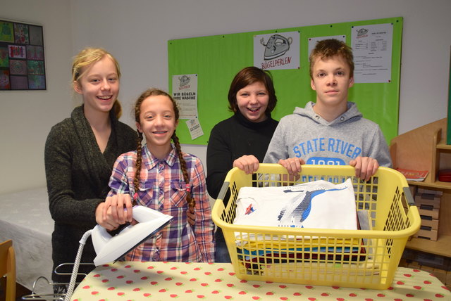Cornelia, Jenny, Madelene und Jakob (von links) übernehmen Hausarbeiten und bereiten sich so auf das Arbeitsleben vor.