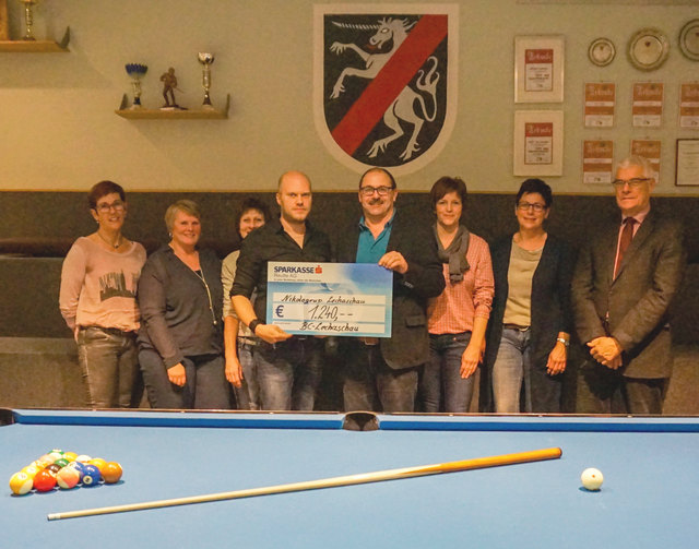 Scheckübergabe der Spende über 1240 Euro an die Nikologruppe im Billardclub Lechaschau.