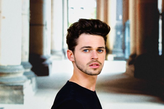 Der 24-jährige Tiroler besticht im Erfolgsformat sowohl als Schauspieler als auch als Komponist der Filmsongs, die er zusammen mit seinem Vater geschrieben hat.