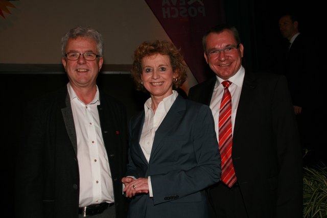 LR Hannes Tratter (re.) wünscht Bgm. Eva Posch und Vizebgm. Werner Nuding (li.) alles Gute für die Wahl.