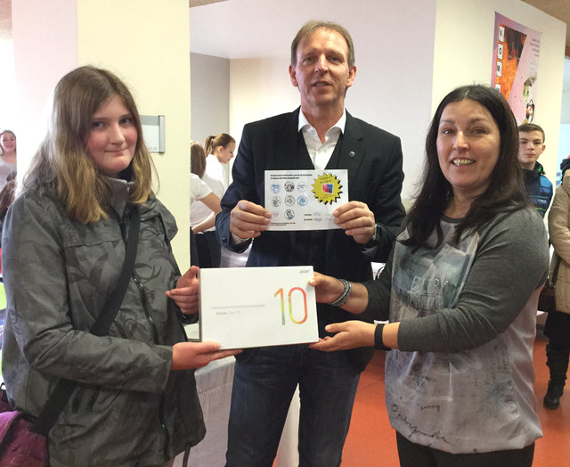 Gewinnerin Lea Kogoj von der NMS Bad Eisenkappel, Direktor Franz Borotschnig, Pflichtschulinspektorin Jovita Trumer.