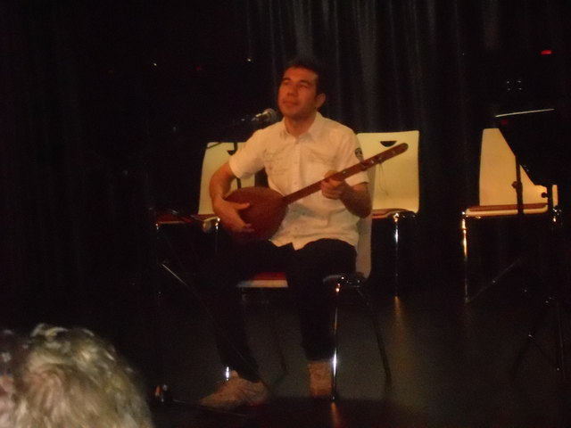 Asad Ullah Sarkosh spielte auf einer afghanischen Gitarre.