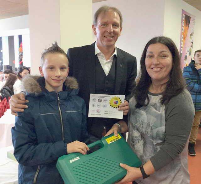 Gewinner des Firmenpreises der Firma MAHLE. Mattias Petjak von der NMS Eberndorf, direktor Franz Borotschnig, Pflichtschulinspektorin Jovita Trumer. 
