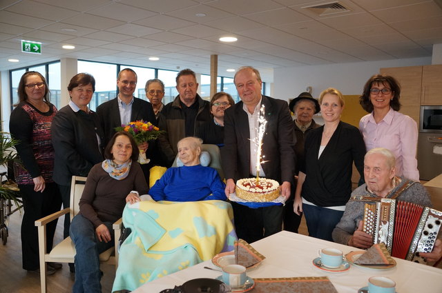 103. Geburtstag gefeiert:  Die gebürtige Langenwangerin Juliane Stritzl feierte mit Verwandten und Gratulanten.