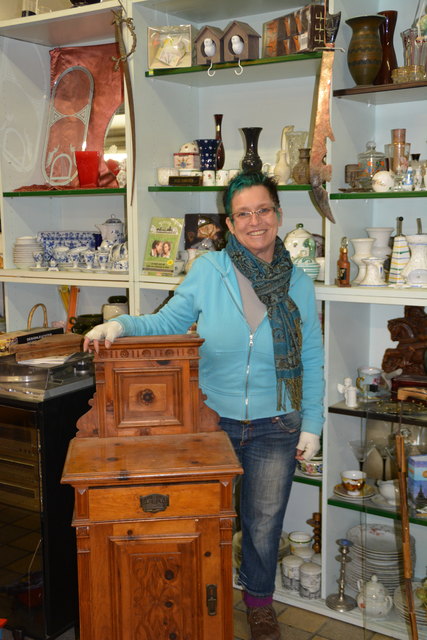 Flohmarkt-Betreiberin Silvia Stern mit einem besonderen Möbelstück.
