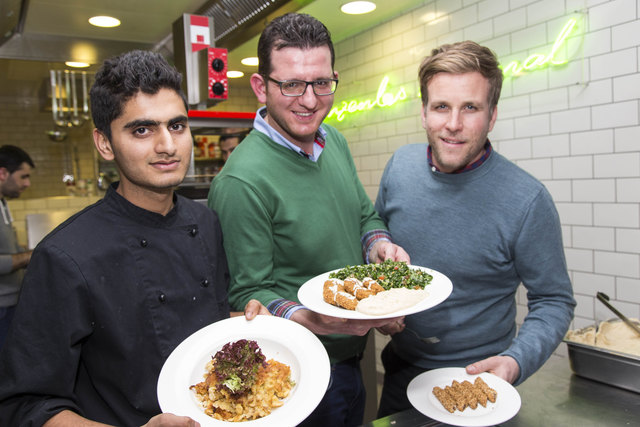 Internationale Küche: Umair Hussain, Kenno Adeeb und Gastgeber Seppi Sigl. | Foto: Kolarik