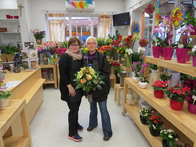 Susana Drinkova und Beate Plevnjak (v.l.) haben mit der Blumenecke den Markt besiedelt.