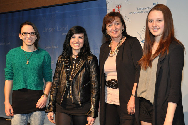 LRin Beate Palfrader (Mitte) beim Landesfinale 2015 mit den Siegerinnen in der Kategorie Klassische Rede/Polytechnische Schulen: Lisa Hetzenauer (PTS Kufstein, 2. Platz), Jaqueline Zegg (PTS Prutz, 3. Platz) und Laura Mayr (PTS Hopfgarten im Brixental, 1. | Foto: Land Tirol/Pidner