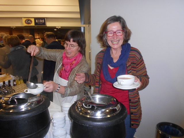 Ludmilla Guger und Christine Pruckner versorgten die Gäste kulinarisch in Scheibbs.