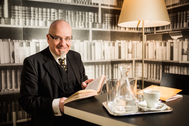 Das Foto zeigt Rezitator Gregor Oezelt im Wiener Café Korb | Foto: www.peterberger.at