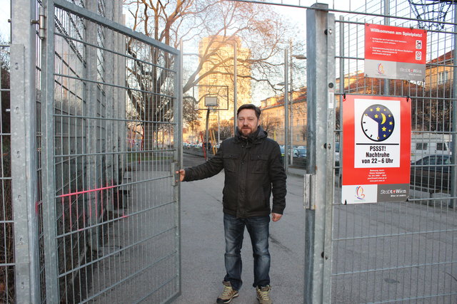 Thomas Voita ist genervt, weil der Basketballkäfig in der Nacht nicht zugesperrt wird.