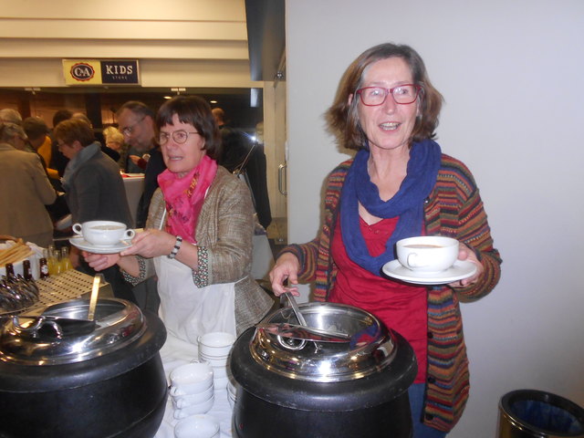Ludmilla Guger und Christine Pruckner versorgten die Gäste kulinarisch in Scheibbs.
