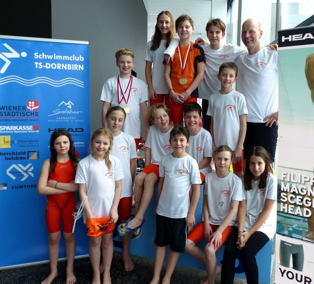 Schwimmteam Kruder Zirl mit Trainer Rupert Trenkwalder beim 30. Int. Sprintpokal in Dornbirn am 24.1.2016