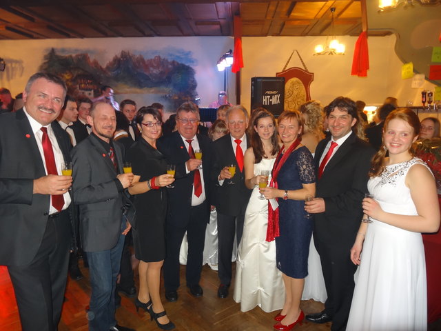 Bild v. l.n.r.: Bgm. LAbg. Jakob Strauß, Vzbgm. Mag. Matthias Burtscher, LH-Stv. Dr. Beate Prettner, Bgm. Gottfried Wedenig, Alt-Bgm. Josef Pfeifer, Waltraud Komar, Vzbgm. Wolfgang Stefitz mit Abordnung der Tanzjugend | Foto: KK