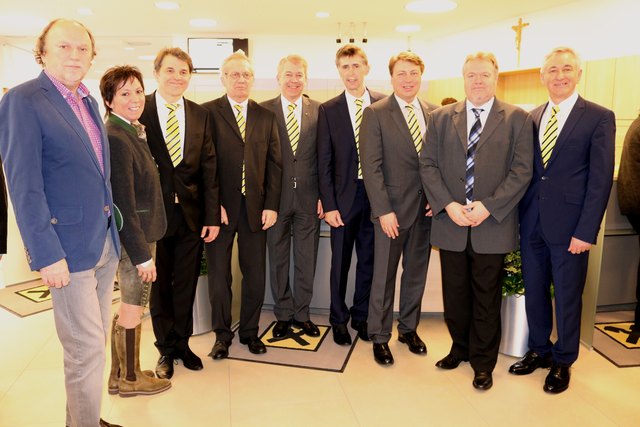 v.l. AR-Vorsitzender Dr. Hermann Krenn, Vizebgm. Sonja Putz, Dir. Stefan Muntner, Dir. Ludwig Graf, Präsident Dipl. Ing. Erwin Tinhof, Obmann Mag. Johann Egermann, Ger Dir. Dr. Rodolf Könighofer, Bgm. Ing. Richard Hermann, Dir. Dr. Heinz Astl.