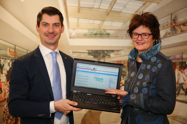 AMS-Wien Chefin Petra Draxl und huma eleven Center-Manager Stephan Kalteis präsentieren die verlinkte homepage. | Foto: Katharina Schiffl