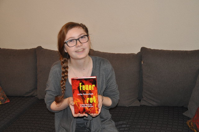 Für Julia Seuschek ist ein Traum in Erfüllung gegangen: Sie hält ihr erstes Werk – ein Jugendbuch – in ihren Händen | Foto: Friessnegg