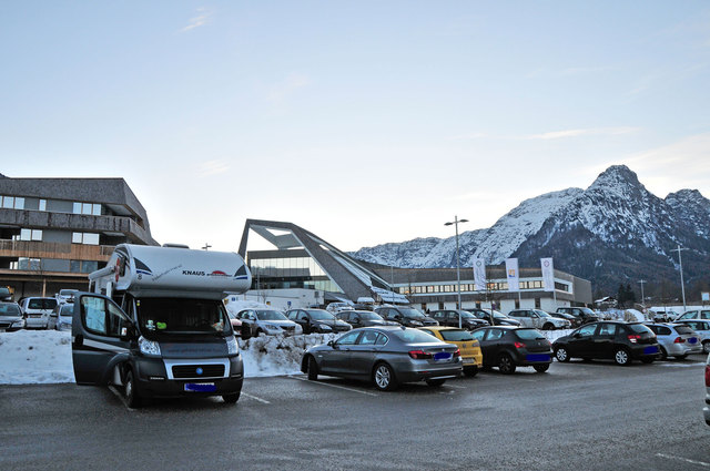 Am Rückweg von unserem Wochenendausflug "Wintercamping in Tirol" besuchten wir das Narzissenbad. Hier unser Wohnmobil von Gebetsroither vor dem Thermalbad in Bad Aussee.