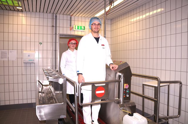 Schutz vor Keimen: Jeder Mitarbeiter in der Produktion muss bei Tann durch diese Hygieneschleuse. Zäune und Zutrittskontrollen schützen darüber hinaus vor ungebetenen Gästen.