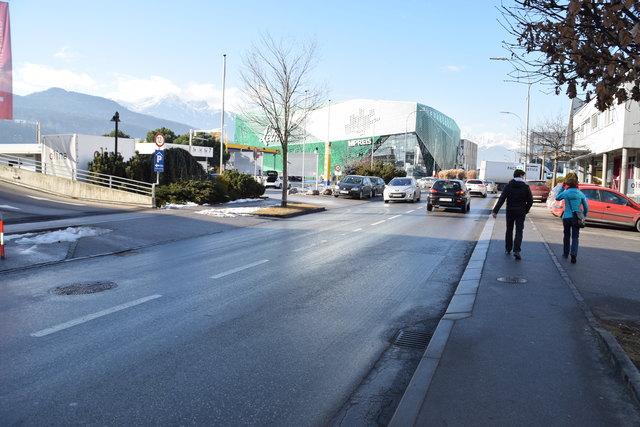 Links ist der Gehsteig zu kurz: Vor dem kahlen Baum müssen Fußgänger die Straße überqueren, ohne Zebrastreifen.