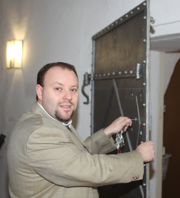 Stadtarchivar Mario Puhane öffnet die Tür zum Archiv und damit zur Geschichte Schärdings | Foto: Schaffner