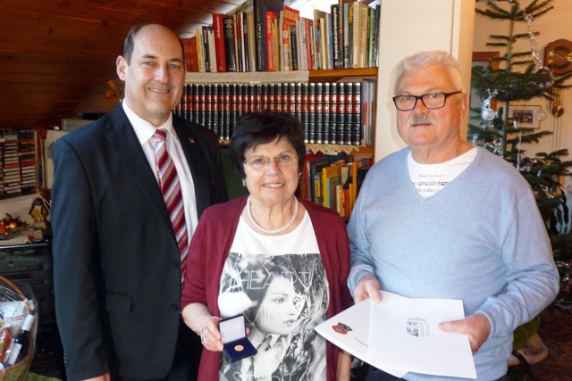 Bürgermeister Johann Baumann besuchte Christine und Helmut Hofer zur goldenen Hochzeit. | Foto: Gerhard Huber