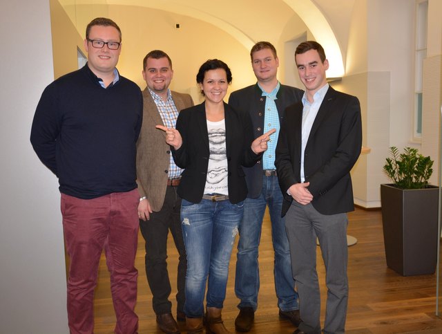 Helena Kirchmayr ist stolz auf die Jungbürgermeister, wie Michael Huber (2. v. r.) aus Überackern. | Foto: OÖVP
