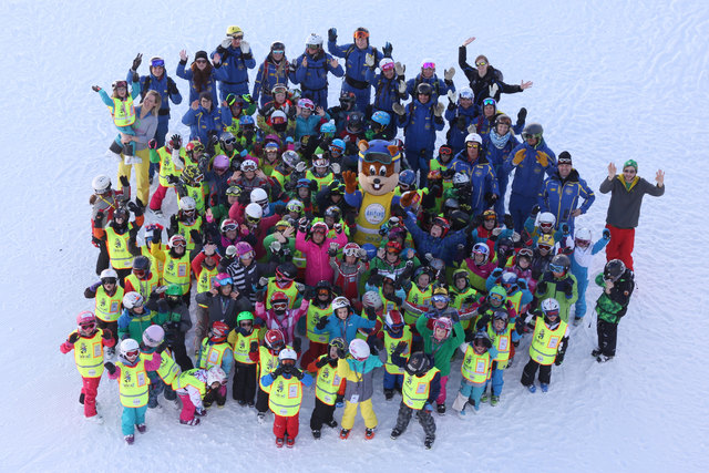 Über 100 einheimische Kids erleben bei Traumwetter eine perfekt organisierte Arlberger Skisafari. | Foto: Skisafari Team