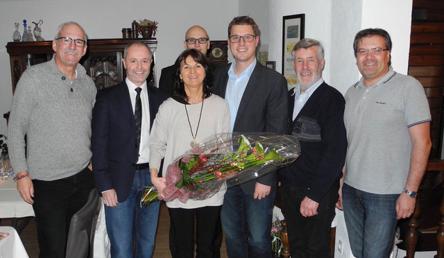 Das Telfer Fasnachts-Komitee mit Obmann Bgm. Christian Härting an der Spitze gratuliert Angelika Agerer zum 60er. | Foto: Fasnachtskomitee