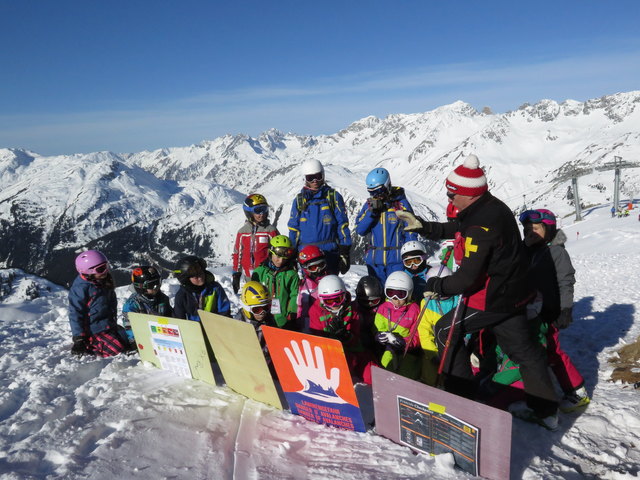 Der Pistenchef der Arlberger Bergbahnen erklärt den Kindern die verschiedenen Warnhinweise und sensibilisiert auf alpine Gefahren. | Foto: Skisafari Team