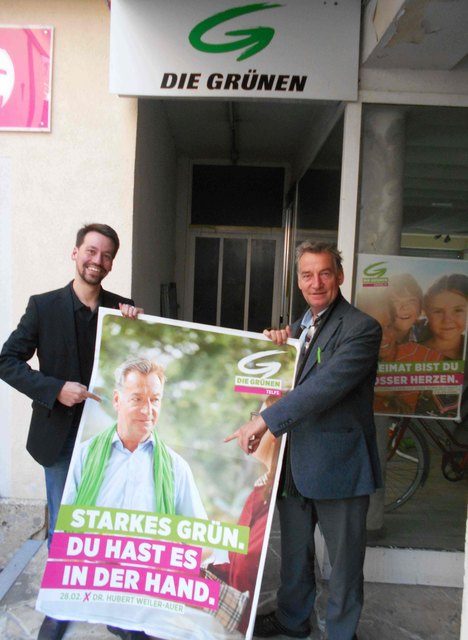 Hubert Weiler-Auer (r.) und Christoph Walch (l.) mit dem reißenden Objekt der Begierde und dem Wahlversprechen: "Jeder der ein Plakat von uns will, bekommt eines."