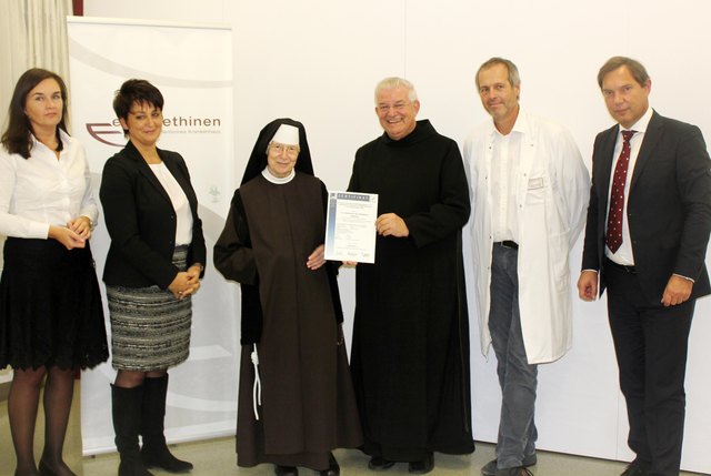 Freude über das Qualitätszertifikat im Elisabethinen-Krankenhaus: Mag. Dr. Elke Haber, MBA (Kaufmännische Direktorin), Dir. Christine Schaller-Maitz, MSc (Pflegedirektorin), Generaloberin Sr. Consolata Hassler, P. Prior Paulus Kohler, Prim. Dr. Manfred Ku