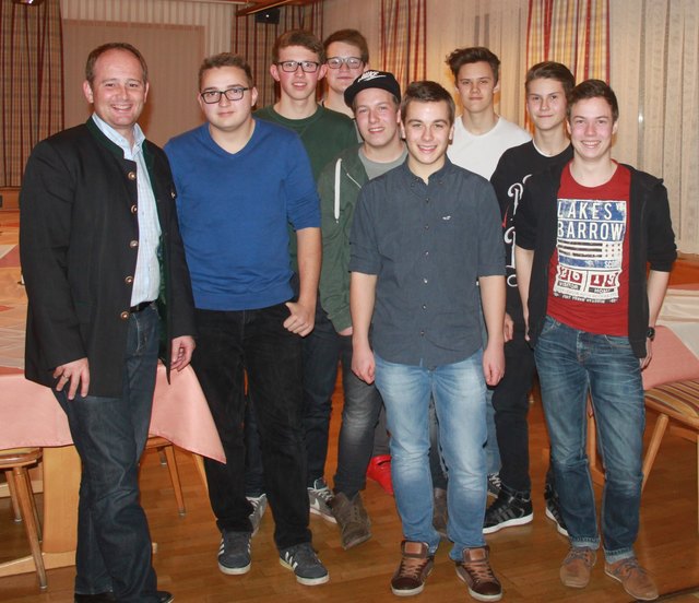 Bürgermeister Markus Stadlbauer (li.) mit den acht Stellungspflichtigen. | Foto: Kematen an der Krems