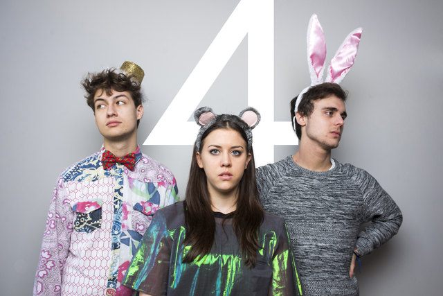 Anton Widauer, Alina Schaller und Florentin Bergsmann spielen in „vier bis vier“, einem Schauspiel nach Motiven von Lewis Carroll. | Foto: Felix Wenzl