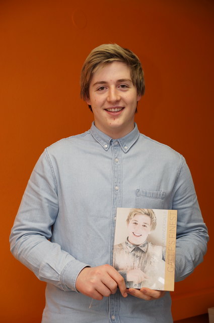 Alexander Galle aus Angerberg mit seinem Backbuch "Galle's Finest".