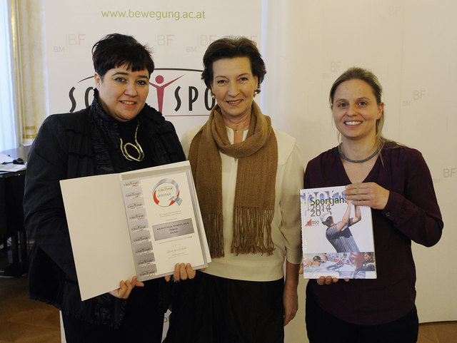 Monika Seeliger (links) erhielt von BM Gabriele Heinisch-Hosek (Bildmitte) das Schulsport-Gütesiegel für die VS Eisbach-Rein. | Foto: Regina Aigner/bka
