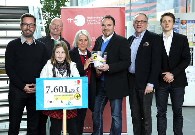 Hartwig Reiter (Leiter Infrastruktur & Organisation FHS), Edi Tonitz (Betreiber Glühweinstand), Anna Elisabeth Brüggler (Tochter von Wolfgang Tonitz), Heide Janik (Obfrau der Salzburger Kinderkrebshilfe), Wolfgang Tonitz (Betreiber Glühweinstand und Initi | Foto: Fachhochschule Salzburg