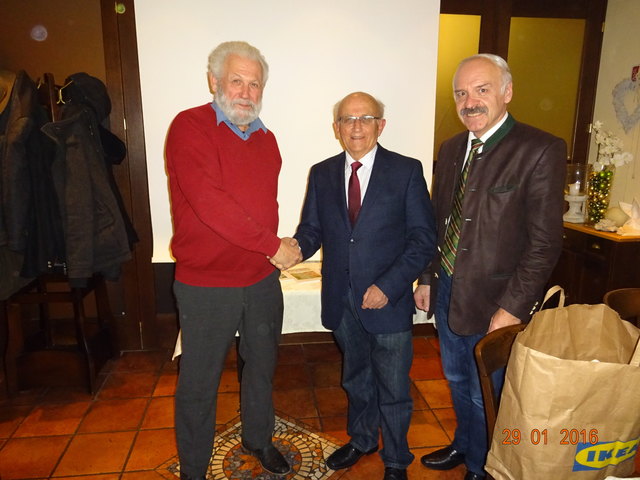 Der scheidende Obmann des IKK, Herbert Stadler, der neu gewählte Obmann Michael Stabauer und Mattighofens Bürgermeister Friedrich Schwarzenhofer.