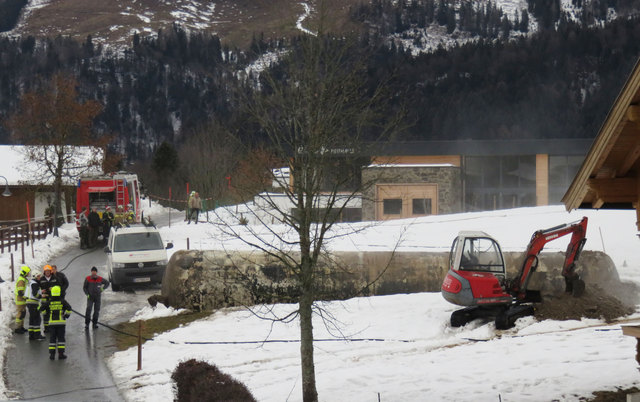 Der fast leere Gastank wurde durch den Wassereintritt aus der Grube gehoben. | Foto: ZOOM-Tirol