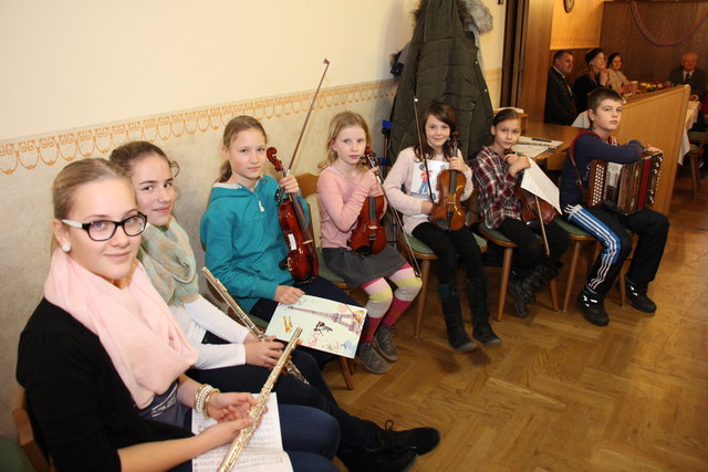Musikschüler des Projekts Musikunterrichts Mooskirchen gestalteten die Feier beim Treitlerwirt in Kniezenberg. | Foto: KK