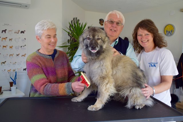 Eva Kager bedankt sich für zehn Jahre Treue bei ihren Kunden, zu denen auch Helmut Pechlaner gehört.