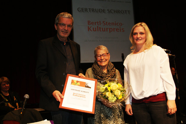 Für ihr Lebenswerk wurde Gertrude Schrott (Mi.) geehrt. Vizebgm. Manfred Jenewein und Kulturreferentin Simone Luchetta gratulierten.