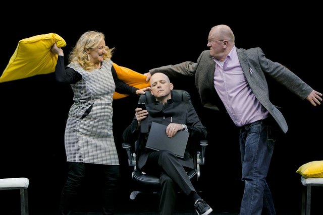 Turbulente Szenen auf der Bühne. | Foto: Kleines Theater