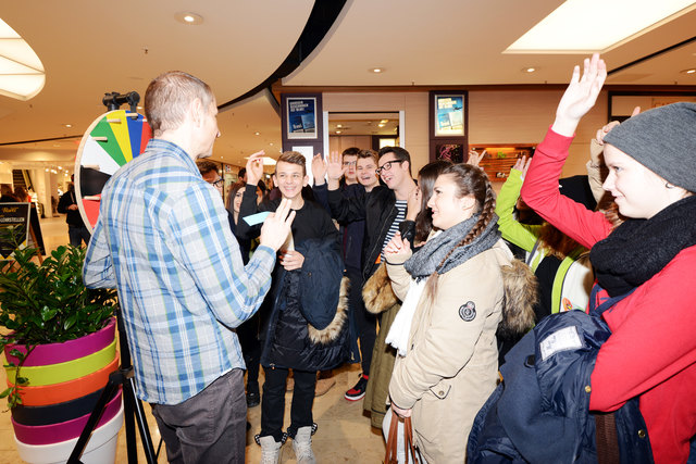 Schüler der Polytechnischen Schule Wörgl am Stand des AMS Tirol. | Foto: DEZ