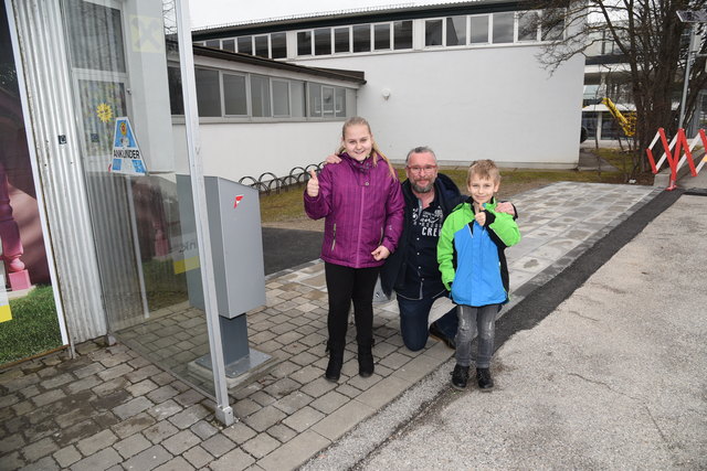 Im Bild: Stadtrat Gerhard Windbichler mit Julia, die sich bereits auf den Besuch der NNMS Ternitz im kommenden Herbst freut, mit ihrem Bruder Sebastian. | Foto: Robert Unger/Stadtgemeinde Ternitz